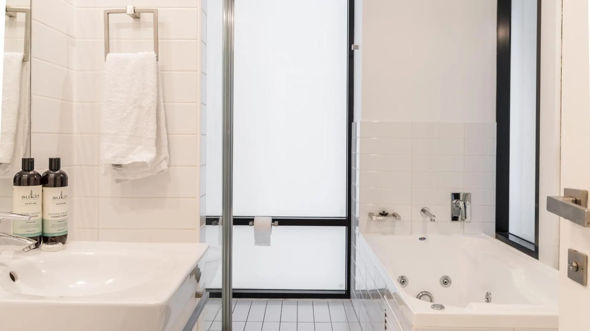 Luxury Oaks Horizons Apartment With A Pool Adelaide Australia