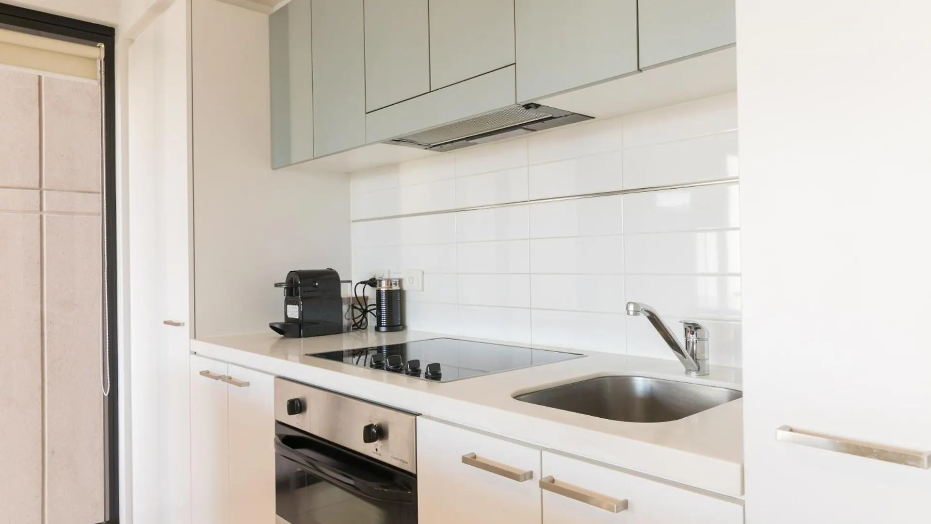 Luxury Oaks Horizons Apartment With A Pool Adelaide Australia