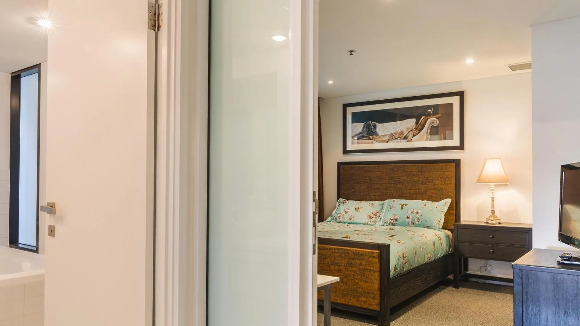 Luxury Oaks Horizons Apartment With A Pool Adelaide