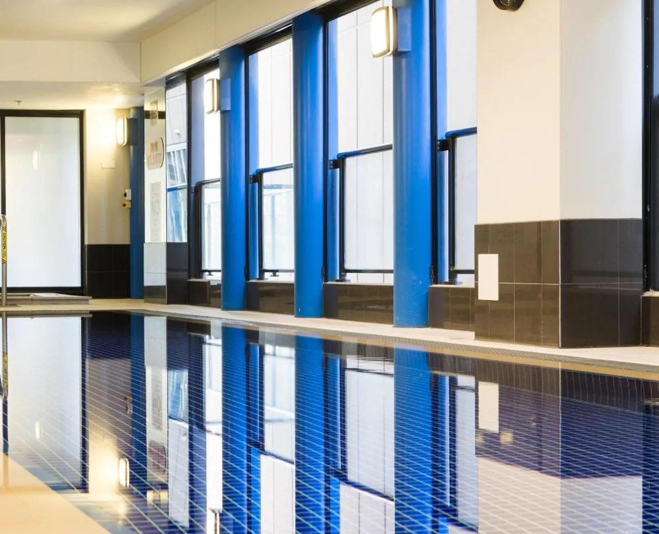 Luxury Oaks Horizons Apartment With A Pool Adelaide