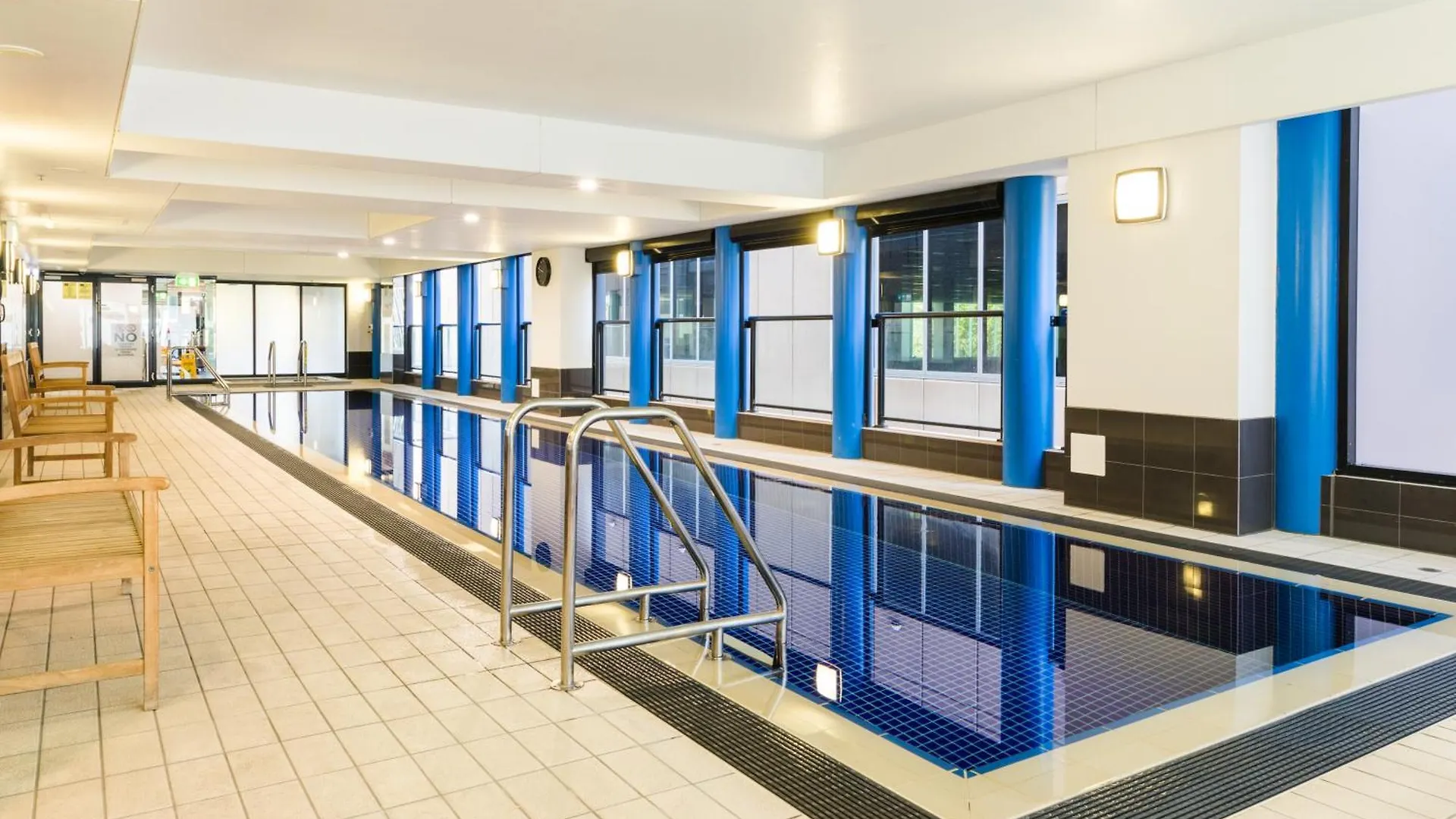 Luxury Oaks Horizons Apartment With A Pool Adelaide